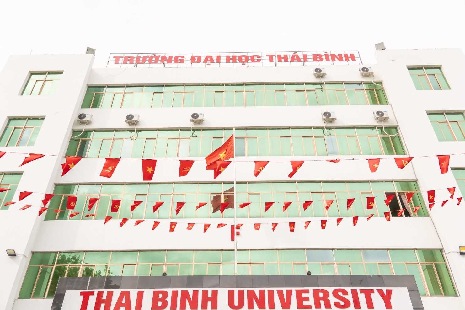 NHỮNG LÁ CỜ ĐỎ TUNG BAY TRÊN KHUÔN VIÊN TRƯỜNG ĐẠI HỌC THÁI BÌNH, THẮP SÁNG TINH THẦN TỰ HÀO DÂN TỘC VÀ KHÁT VỌNG PHÁT TRIỂN VIỆT NAM HÙNG CƯỜNG.